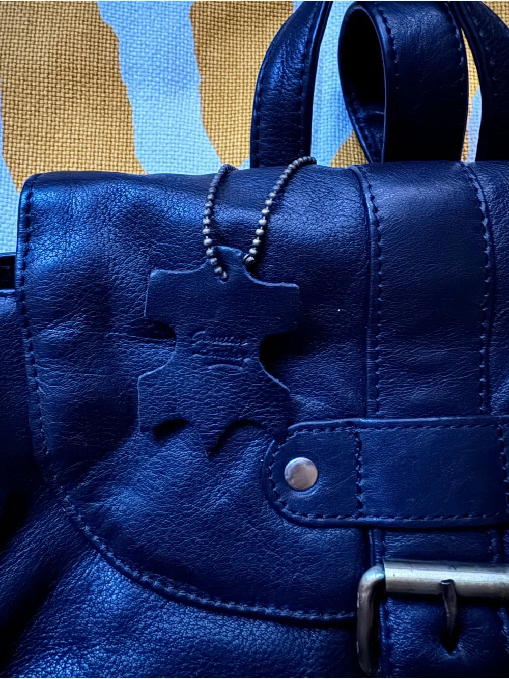 sorpresa! Black leather backpack